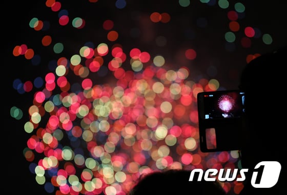 2017 ¼¿ï¼¼°èºÒ²ÉÃàÁ¦°¡ ¿¸®´Â 30ÀÏ ¿ÀÈÄ ¼¿ï ¿ë»ê±¸ ÀÌÃÌÇѰ°ø¿ø Àαٿ¡¼ °ü¶÷°´ÀÌ È·ÁÇÑ ºÒ²ÉÀ» ½º¸¶Æ® Æù¿¡ ´ã°í ÀÖ´Ù. À̹ø Çà»ç¿¡´Â Çѱ¹°ú ¹Ì±¹, ÀÌÅ»¸®¾Æ ÆÀÀÌ Âü°¡ÇØ ¸ðµÎ 10¸¸¿© ¹ßÀÇ ºÒ²ÉÀ» ½î¾Æ¿Ã¸°´Ù. 2017.9.30/´º½º1 © News1 ÀÓÁØÇö ÀÎÅϱâÀÚ