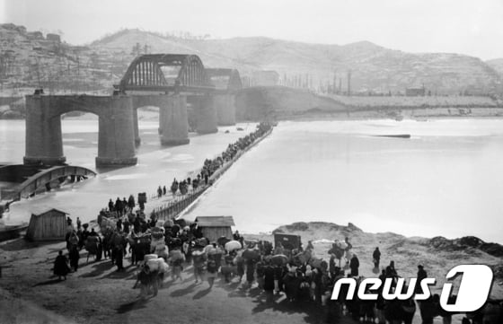20일 행정자치부 국가기록원은 6월 호국보훈의 달을 맞아 '이달의 기록' 주제를 ’호국보훈의 정신, 기록으로 되새기다’로 정하고 관련 기록물을 공개했다. 사진은 1950년 피난민들이 폭파된 한강 인도교 대신 놓인 부교를 통해 강을 건너는 모습이다.(국가기록원 제공) 2016.6.19/뉴스1 © News1 김명섭 기자