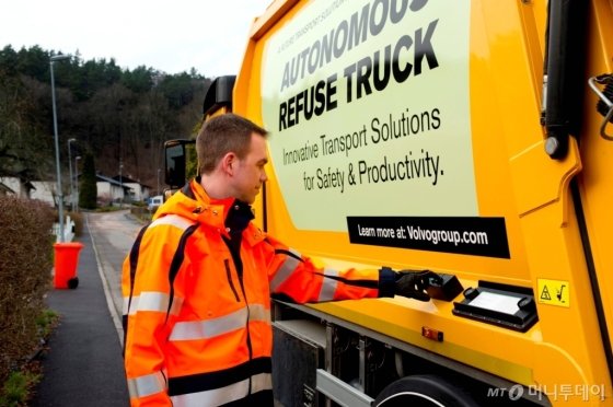 플래투닝' 시스템을 활용해 스웨덴 주택가에서 쓰레기를 수거중인 자율주행 트럭/사진제공=볼보트럭
