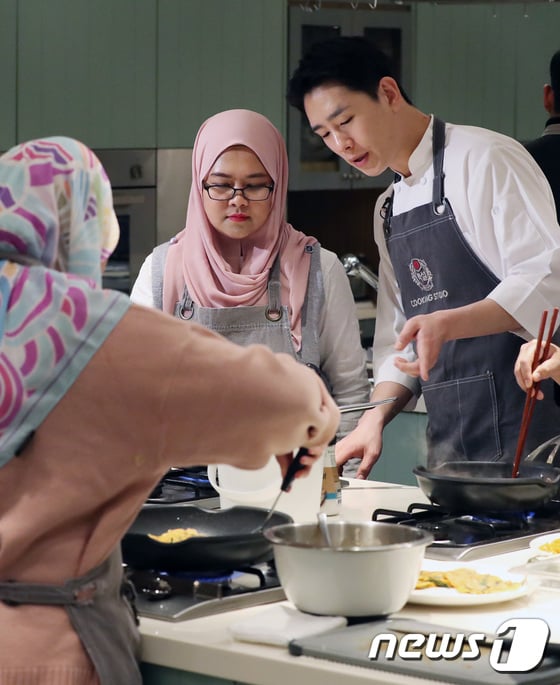 [사진]비빔밥-김치전 만드는 무슬림 관광객들