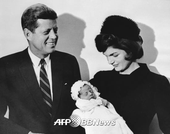 ゾーン F ケネディの前アメリカ大統領(左側). 奥さんジャクリーン女史は息子ゾーンを抱いている.(1960年 12月10日)/AFPBBNews=ニュース1 