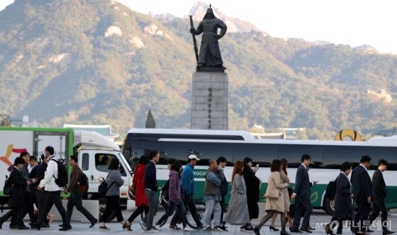 서울 종로구 세종대로 광화문사거리에서 시민들이 출근길 발걸음을 재촉하고 있다. /사진제공=뉴시스