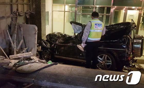 사진]아파트 계단으로 추락한 김주혁의 사고차량 - 머니투데이