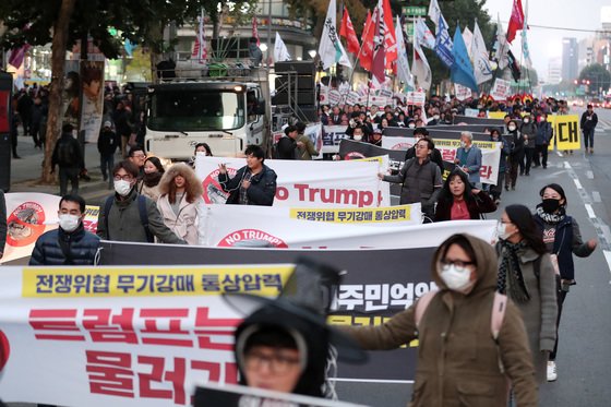 도널드 트럼프 미국 대통령의 방한을 사흘 앞둔 4일 오후 서울 종로구 르메이에르 앞에서 'NO (노)트럼프·NO WAR(노워) 범국민대회'가 열렸다./사진제공=뉴스1