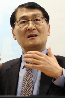 위성호 신한은행장이 7일 오후 서울 중구 신한은행 본점에서 열린 취임 기자간담회에서 질문에 답하고 있다.