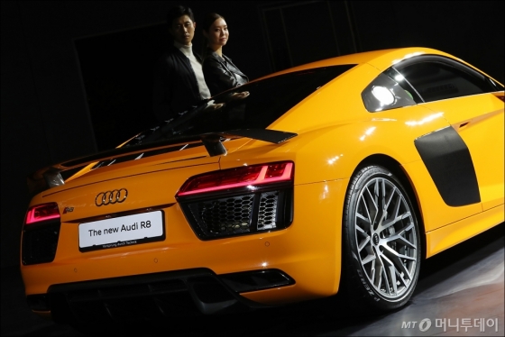 [사진]더 뉴 아우디 R8 V10 '섹시한 뒷모습'