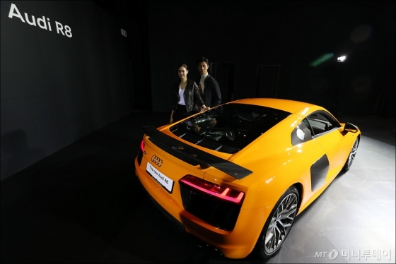 [사진]더 뉴 아우디 R8 V10 '섹시한 뒷모습'