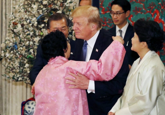 도널드 트럼프 미 대통령이 7일 오후 청와대 영빈관에서 열린 국빈만찬 전 일본군 위안부 피해자인 이용수 할머니와 포옹하고 있다. /사진=뉴시스