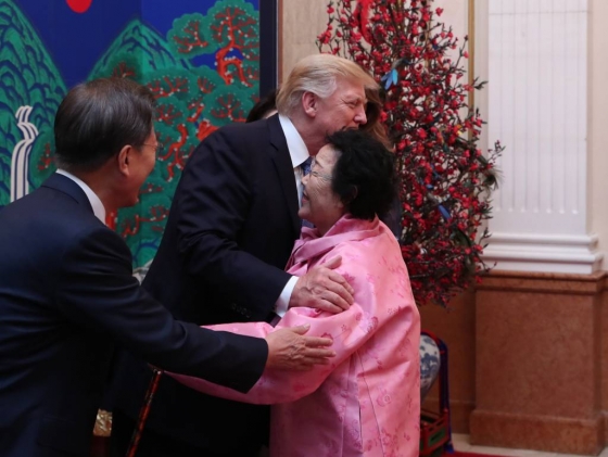 도널드 트럼프 미국 대통령이 7일 오후 국빈만찬이 열린 청와대 영빈관에서 위안부 피해자 이용수 할머니와 포옹하고 있다. /사진=뉴시스