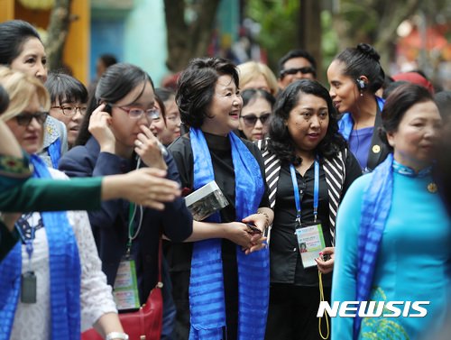 사진] 영부인들과 거리 관람하는 김정숙 여사 - 머니투데이