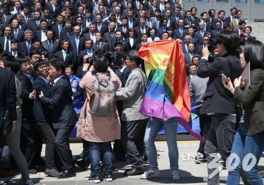 26일 오후 서울 여의도 국회 본청계단 앞에서 열린 문재인 더불어민주당 대선후보에 대한 천군만마(千軍萬馬) 국방안보 1000인 지지선언' 기자회견에서 성소수자 인권단체 회원들이 어제 토론회에서 발언한 동성애 반대 입장에 항의하며 기습시위를 벌이고 있다.