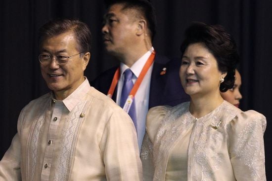 화장 직접하는 김정숙 여사, 해외선 '미용사' 찾는 이유? - 머니투데이 화장 직접하는 김정숙 여사, 해외선 '미용사' 찾는 이유? - 머니투데이