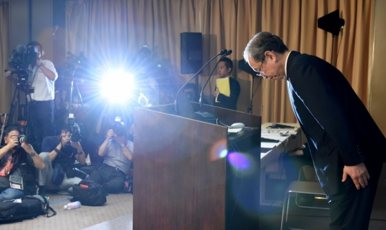지난 8월 10일 쓰나카와 사토시 도시바 사장이 2016회계연도(2016년 4월~2017년 3월) 88억달러의 적자를 기록했다고 발표한 후, 고개를 숙이고 있다. /AFPBBNews=뉴스1
