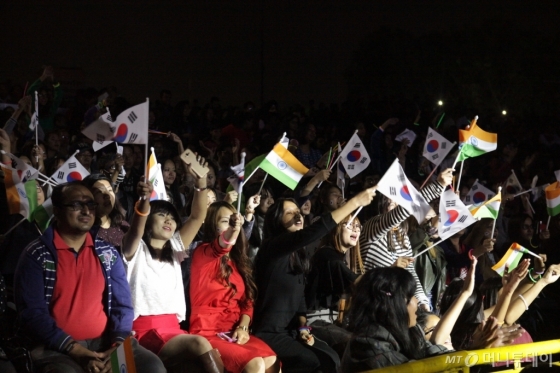 지난해 11월 인도 뉴델리에서 열린 'Korea Festival'에서 현지인들이 한국 공연을 보며 환호하고 있다. /사진제공=한국관광공사<br>
