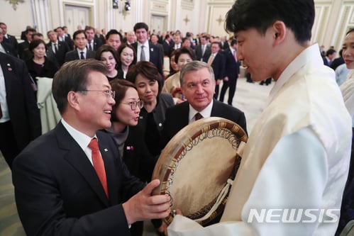 【서울=뉴시스】전진환 기자 = 23일 오후 한국을 국빈방문한 샤브카트 미르지요예프 우즈베키스탄 대통령 내외를 위한 국빈만찬이 열린 청와대 영빈관에서 문재인 대통령과 미르지요예프 우즈벡 대통령이 한국 전통악기를 든 관현악단 단원과 대화를 나누고 있다. 2017.11.23.   amin2@newsis.com   