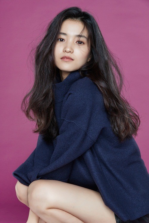 김태리 화보, 동안 미모 강조한 패션은?…