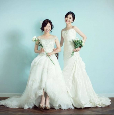 김예령(왼쪽)과 딸 김수현이 함께 찍은 웨딩화보/사진=김수현 SNS, 뉴스1
