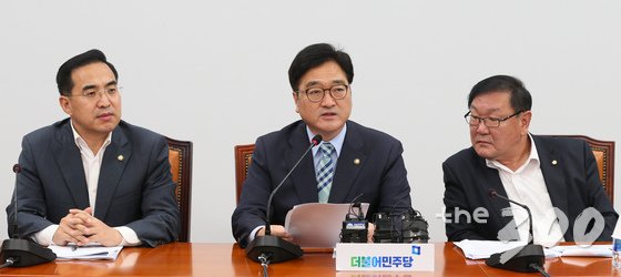  우원식 더불어민주당 원내대표가 25일 서울 여의도 국회에서 열린 원내대책회의에서 모두발언을 하고 있다. 2017.7.25/뉴스1  