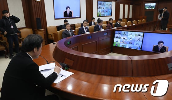 이낙연 국무총리가 8일 서울 세종로 정부서울청사에서 열린 동절기 민생현안 관련 지자체장 영상회의에서 모두발언을 하고 있다./사진=뉴스1