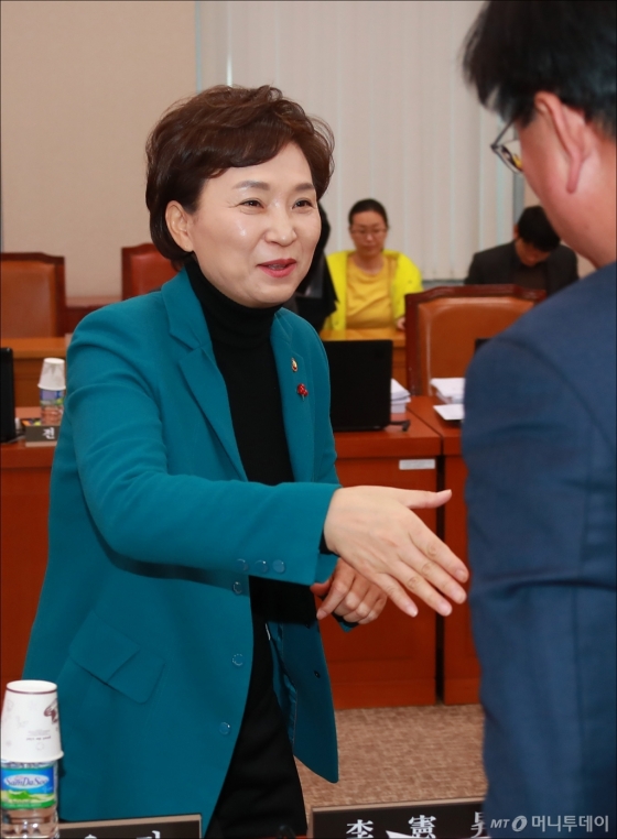 [사진]전체회의 마친 김현미 국토부 장관