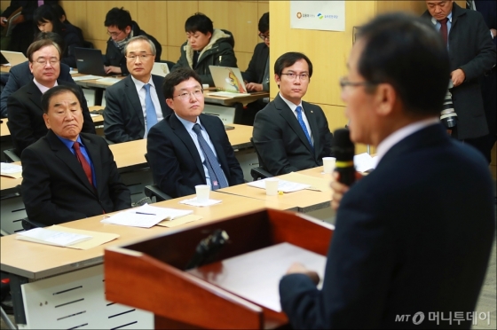 [사진]축사 듣는 이재오 늘푸른한국당 대표