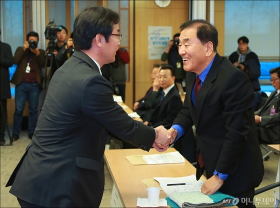 [사진]국회 찾은 이재오 늘푸른한국당 대표