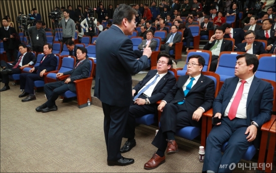 [사진]자유한국당 새 원내지도부, 재검표 끝 김성태-함진규 선출