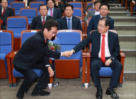 [사진]축하받는 함진규 자유한국당 신임 정책위의장