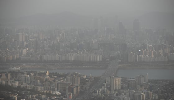  22일 오후 서울 용산구 N서울타워에서 바라본 도심이 뿌옇다.   국립환경과학원에 따르면 국외 미세먼지와 황사 유입으로 중서부지역은 이른 오후, 남동부 지역은 저녁까지 미세먼지 농도가 높을 것으로 예상된다고 밝혔다. 2017.11.22/뉴스1  <저작권자 © 뉴스1코리아, 무단전재 및 재배포 금지>