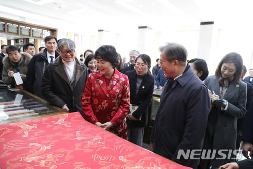 【충칭(중국)=뉴시스】전진환 기자 = 문재인 대통령이 부인 김정숙 여사와 15일 오후(현지시각) 중국 베이징 전통 거리 유리창의 연고제를 방문해 비단을 감상하고 있다. 2017.12.15.   amin2@newsis.com