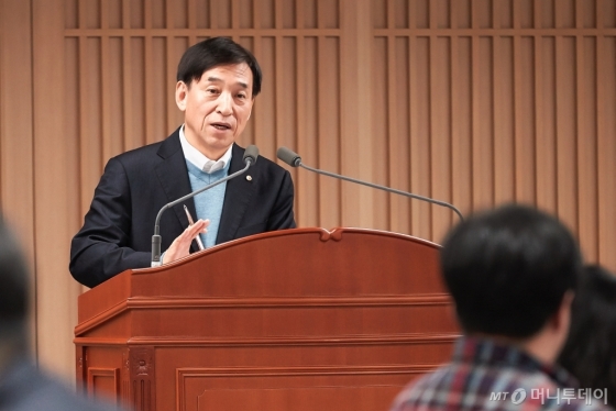 이주열 한국은행 총재가 20일 저녁 출입기자단 송년간담회에서 취재진 질문에 답변하고 있다. /사진제공=한국은행