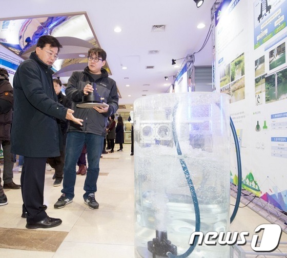 은평형 혁신기술TB 전시회 참석한 김우영 구청장(은평구 제공)© News1