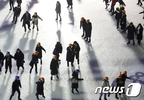 [사진]'서울광장 스케이트장이 돌아왔다'