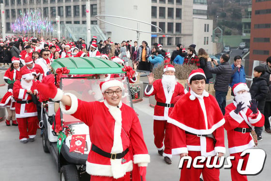 [사진]'서울로에 산타가 떳다'