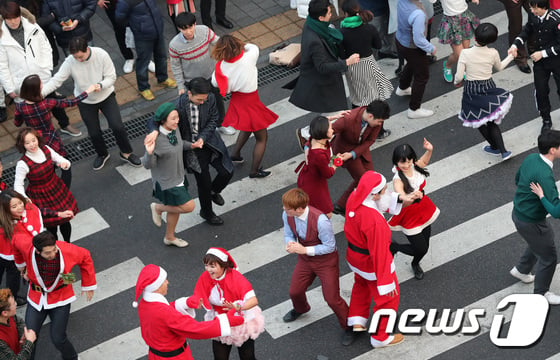 [사진]'신촌은 크리스마스 축제 중'