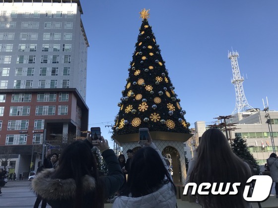 성탄절을 맞은 25일 오후 서울 영등포구 타임스퀘어 앞 대형트리에서 시민들이 기념촬영을 하고 있다. 2017.12.25/뉴스1 © News1 박지수 기자