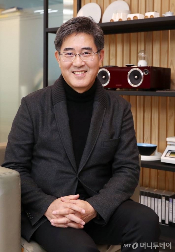 장 원장은 2018년은 '잠시 쉬어가는 해'라고 말하면서도 60세 이후 새로운 도전을 꿈꿨다. 그는 "아직 인생 삼모작이 시작하지 않았다"며 웃었다. /사진=김휘선 기자