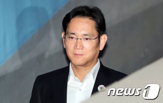 이재용 삼성전자 부회장이 27일 오전 서울 서초구 서울고등법원에서 열린 삼성그룹 전·현직 임직원들의 뇌물공여 혐의 관련 항소심 재판에 출석하기 위해 호송차에서 내려 법정으로 향하고 있다. 2017.12.27/뉴스1 © News1 허경 기자