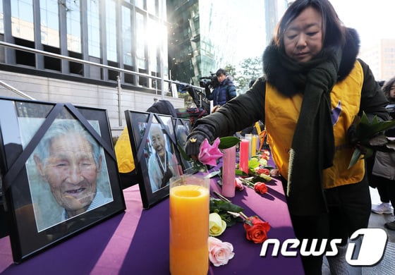 27일 서울 종로구 옛 주한일본대사관 앞에서 열린 일본군 '위안부' 문제 해결을 위한 제1315차 정기 수요시위 및 위안부 피해자 추모제에서 올 한해 돌아가신 할머니들의 영정이 놓여져 있다. 2017.12.27/뉴스1 © News1 오대일 기자