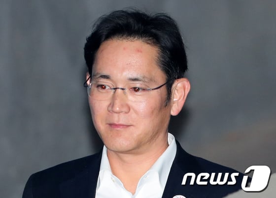 이재용 삼성전자 부회장이 27일 오전 서울 서초구 서울고등법원에서 열린 삼성그룹 전·현직 임직원들의 뇌물공여 혐의 관련 항소심 오후 재판에 출석하기 위해 호송차에서 내려 법정으로 향하고 있다. 2017.12.27/뉴스1 © News1 허경 기자