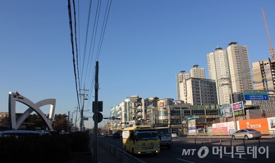 SK하이닉스 이천 사업장 인근 부발읍 상권. 아파트 단지 건축이 한창인 가운데 분양 현수막이 곳곳에 걸려 있다. /사진=유승목 기자