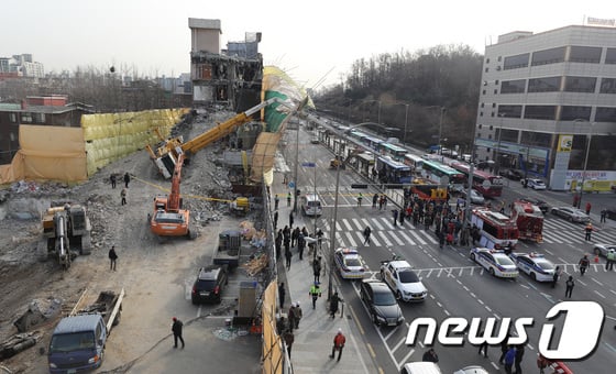 [사진]'공사장 크레인 전복, 시내버스 덮쳐'