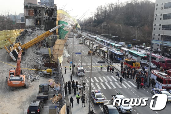 [사진]'시내버스 덮친 크레인 전복 사고'