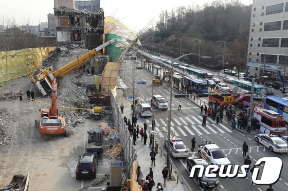 [사진]'도심 한복판 크레인 전복, 시내버스 덮쳐'