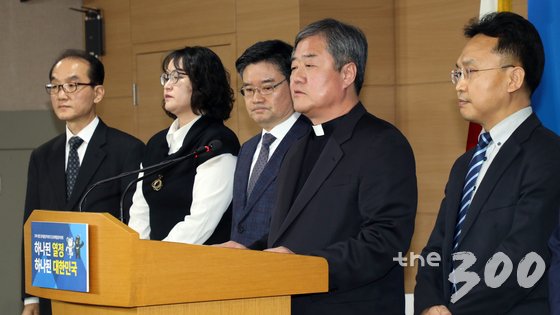 김종수 통일부 정책혁신위원회(혁신위) 위원장이 28일 오전 서울 종로구 정부서울청사 브리핑룸에서 이명박 박근혜 정부의 대북정책 점검결과를 발표하고 있다. /사진=뉴스1