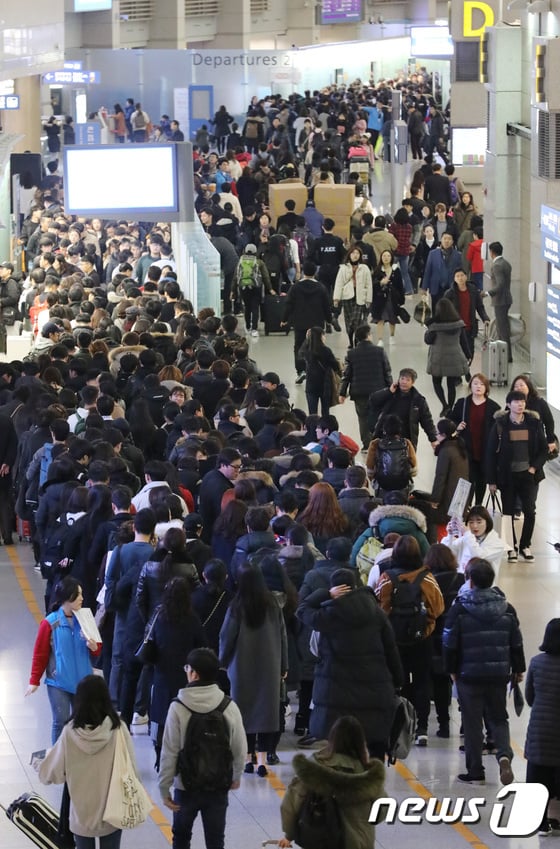 [사진]'2018 무술년 새해 맞이는 해외에서' 북적이는 인천공항