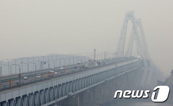 [사진]'미세먼지 영향' 뿌옇게 보이는 영종대교