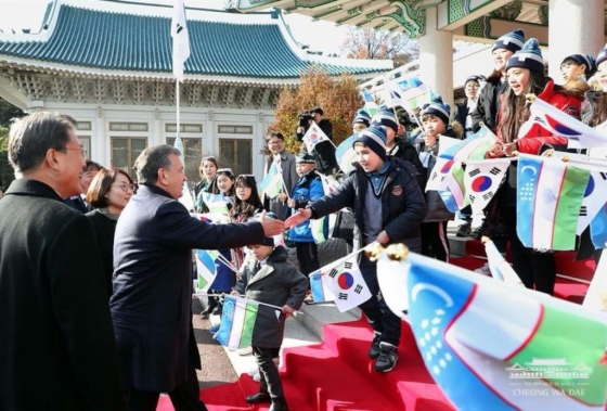 국빈방문 환영식도 국민과 함께 했다.<br>
미르지요예프 우즈베키스탄 대통령 국빈 환영식에는 양국의 국기를 손에 든 어린이들이 본관 정문에서 대통령 부부와 함께 국빈을 환영했다/사진제공=청와대