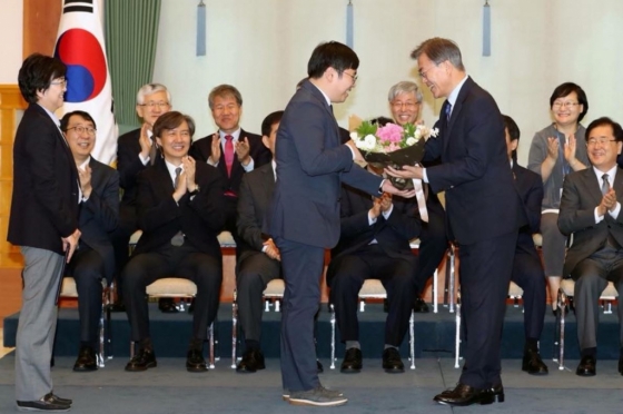 전에는 임명받는 공직자 당사자만 참석하던 것을 가족이 함께 참석해서 축하를 나누는 행사로 바꿨다. 문재인 대통령의 “이 자리에 오기까지 가족들이 함께 고생했으니 함께 참석하는 것이 좋겠다.” 는 뜻에서 가족들을 초청해 꽃다발을 증정하고 대통령과 기념촬영을 하고 있다/사진제공=청와대