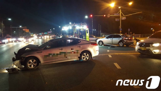 지난 1일 오후 8시49분쯤 경남 창원시 성산구 외동 재료연구소 삼거리 인근 도로에서 신호대기 중이던 승용차를 택시가 추돌하고 횡단보도를 건너던 보행자 3명도 들이받아 차량이 파손돼 있다. /사진=뉴스1